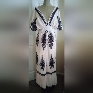 Woman's Elegant Cream & White Floral Pleated Jumpsuit Size 6(M)